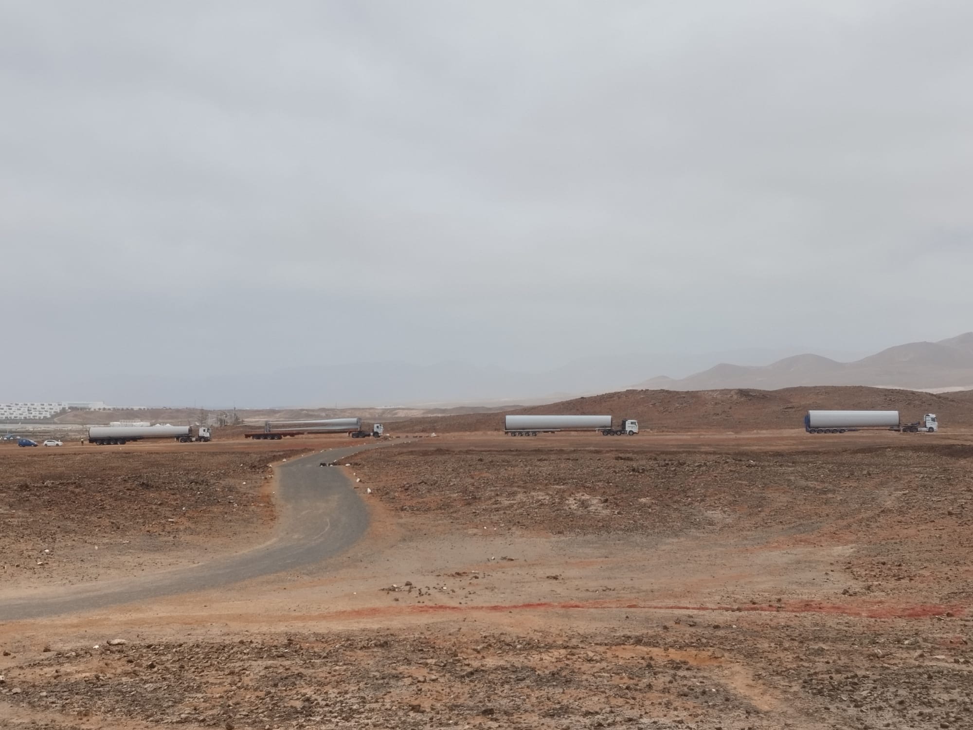 Transporte de las piezas del macroaerogenerador previsto en La Santa, una infraestructura de m&aacute;s de 70 metros de altura.
