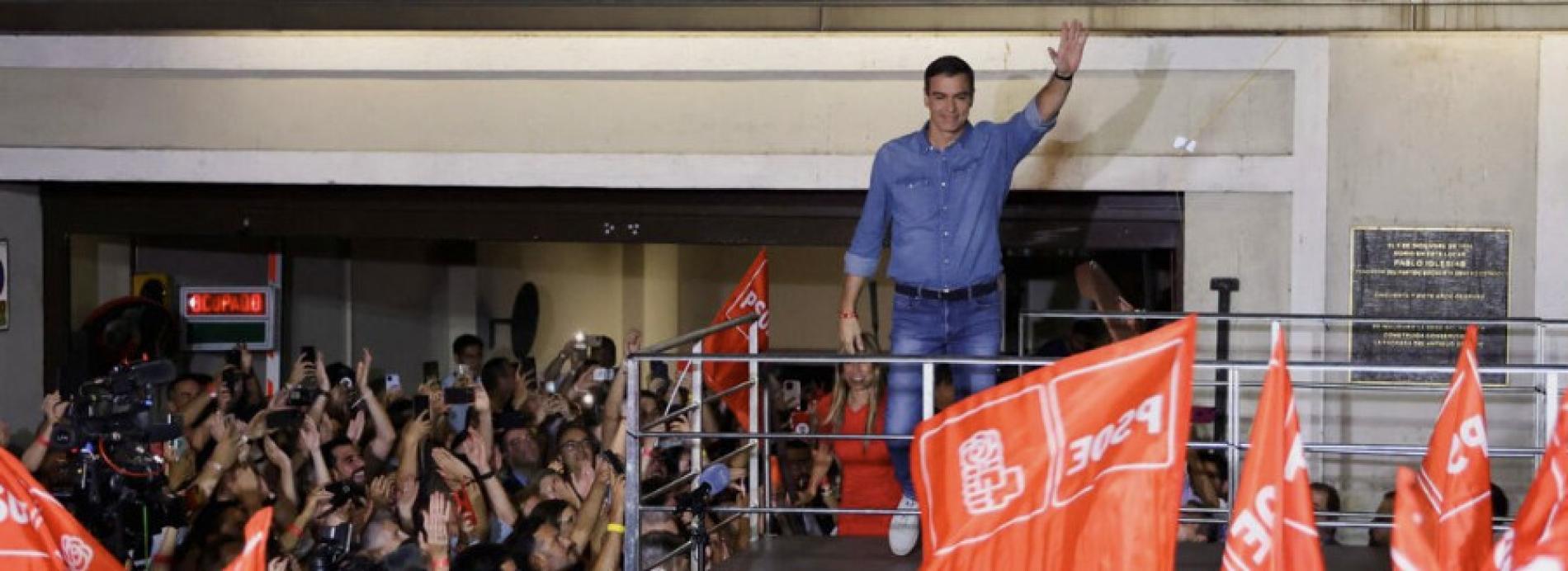 Pedro Sánchez celebrando los resultados en Ferraz