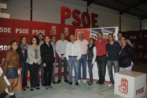 Thumbnail of Compañeros del PSOE en la nave electoral.JPG