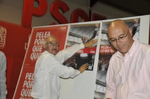 Thumbnail of Los candidatos, durante la pegada.JPG