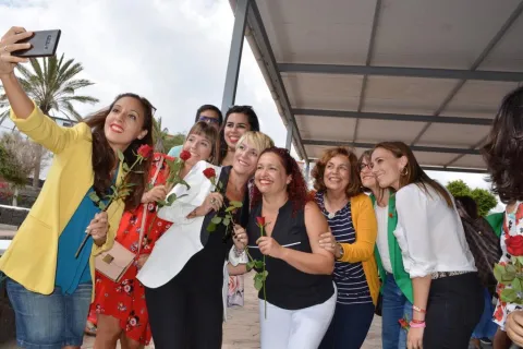 Thumbnail of con NIta.jpg