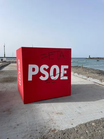 Thumbnail of Cubo PSOE vandalizado 1..jpg