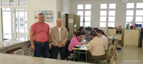 Thumbnail of Pedro Viera visitando IES.jpeg
